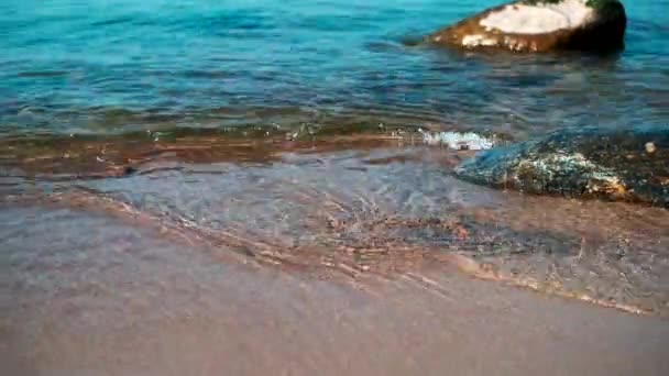 L’eau de mer éclaboussant lentement sur une plage — Video