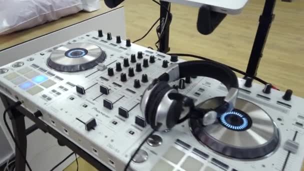 Controlador de DJ de trabalho na conferência de negócios — Vídeo de Stock