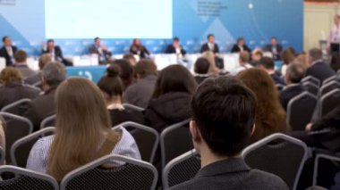 Öğretim görevlisi Konferansı'nda seyirci dinler
