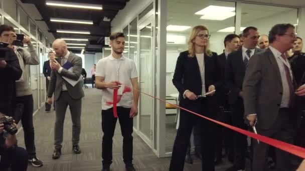 Бизнесмены открывают новый инженерный центр — стоковое видео