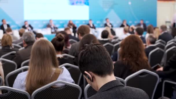 Audiência ouve palestrante na conferência — Vídeo de Stock