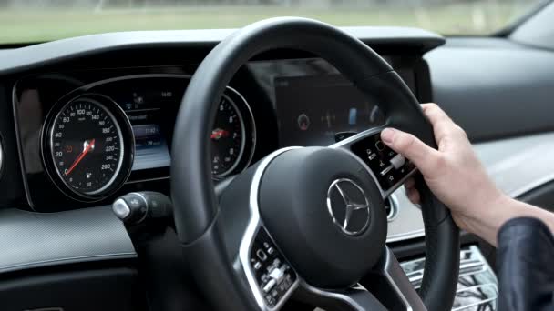 Человек использует сенсорное управление на руле — стоковое видео