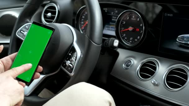 Man die smartphone gebruikt op de achtergrond van een luxe class Car dashboard — Stockvideo