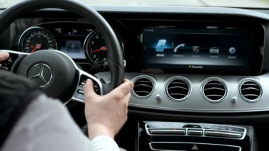 Adam direksiyon üzerinde dokunmatik kontroller kullanır