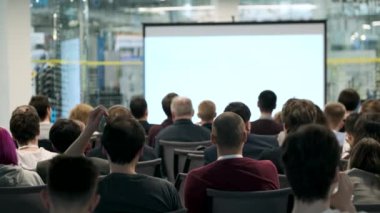 Öğretim görevlisi Konferansı'nda seyirci dinler