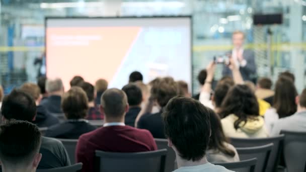 Publikum poslouchá přednášející na konferenci — Stock video