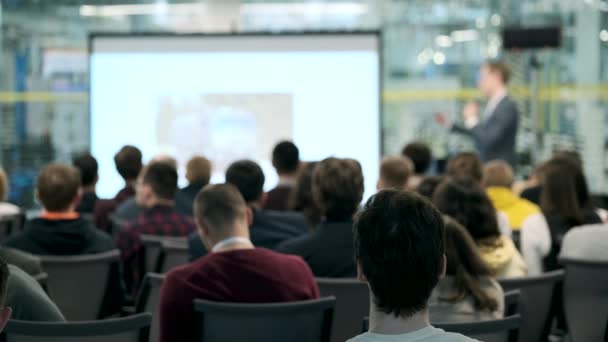 Publikum poslouchá přednášející na konferenci — Stock video