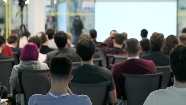 Il pubblico ascolta il docente alla conferenza — Video Stock