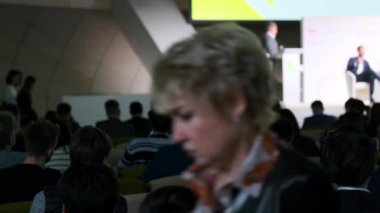 Öğretim görevlisi Konferansı'nda seyirci dinler