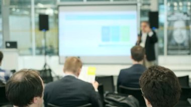 Öğretim görevlisi Konferansı'nda seyirci dinler