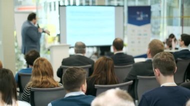 Öğretim görevlisi Konferansı'nda seyirci dinler