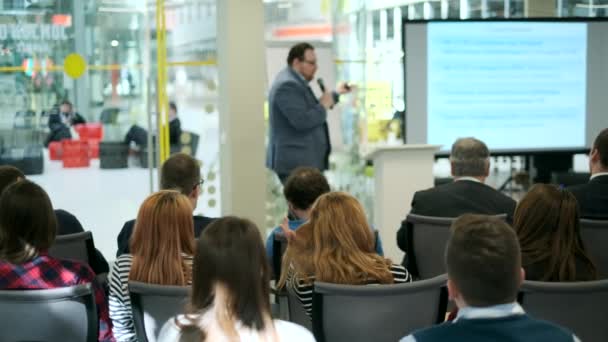 Publikum poslouchá přednášející na konferenci — Stock video