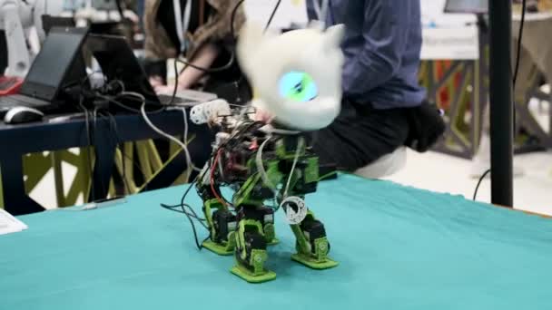 Demonstration av Unicorn robot prototyp på Robotics forum — Stockvideo