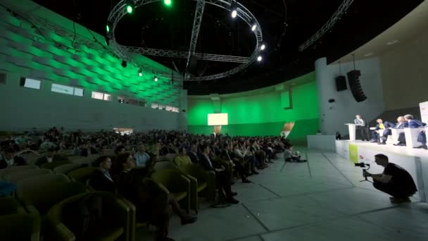 Mensen wonen zakelijke conferentie in grote congreszaal — Stockvideo