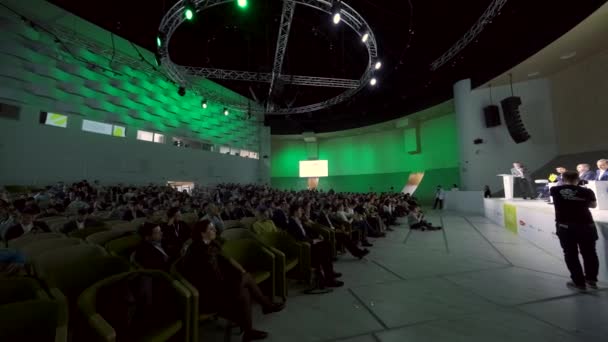 Pessoas participam de conferência de negócios em grande sala de congressos — Vídeo de Stock