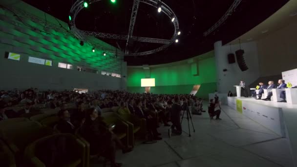 Mensen wonen zakelijke conferentie in grote congreszaal — Stockvideo