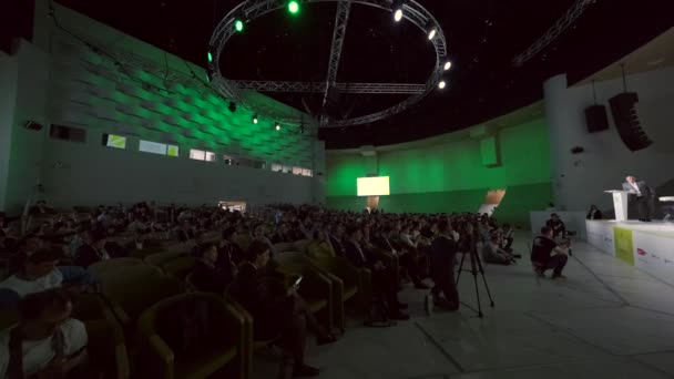 La gente asiste a conferencias de negocios en una gran sala de congresos — Vídeos de Stock