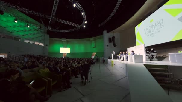 Pessoas participam de conferência de negócios em grande sala de congressos — Vídeo de Stock