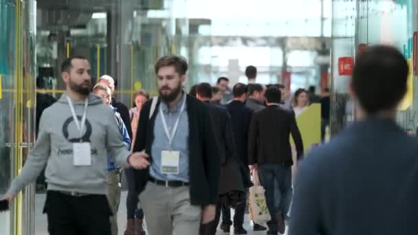 Visitors during the break of the conference have a rest and communicate in the hall — Stock Video