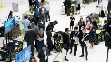 Ziyaretçiler robotik forum sergisinin sergilerini izliyor