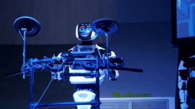 Robot davul seti çalar