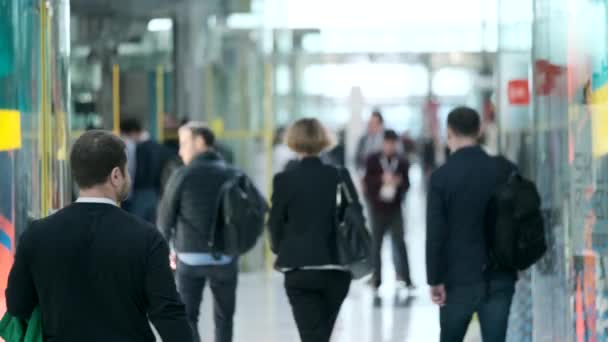 Visitors during the break of the conference have a rest and communicate in the hall — Stock Video