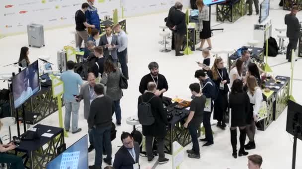 Les visiteurs regardent les expositions de l'exposition du forum robotique — Video
