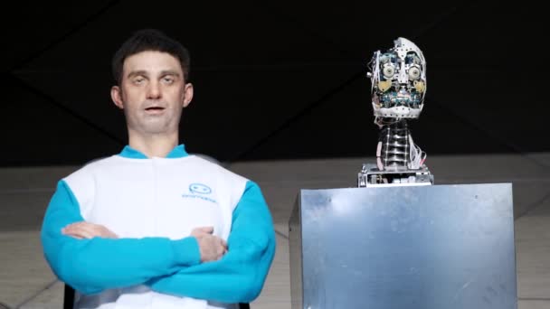 Yeni insansı robot un gösterimi — Stok video