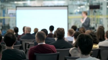 Öğretim görevlisi Konferansı'nda seyirci dinler