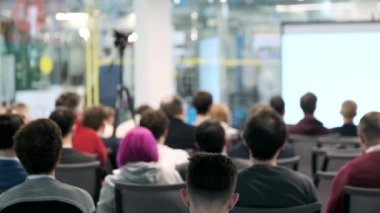 Öğretim görevlisi Konferansı'nda seyirci dinler