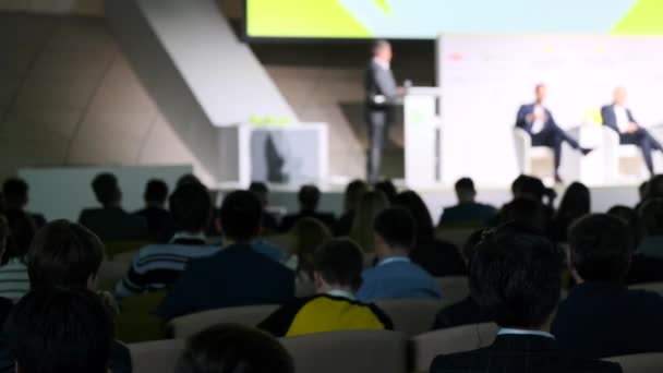 Il pubblico ascolta il docente alla conferenza — Video Stock