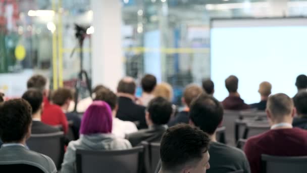 Publiek luistert naar de docent tijdens de conferentie — Stockvideo