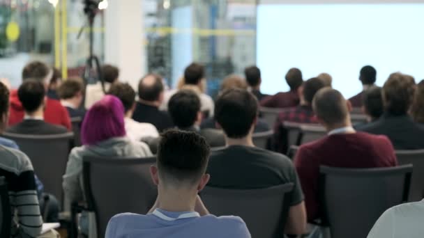 Publikum poslouchá přednášející na konferenci — Stock video