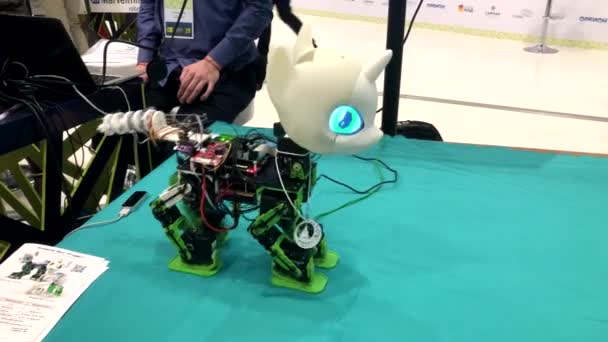 Demonstracja prototypu robota jednorożca na forum robotyki — Wideo stockowe