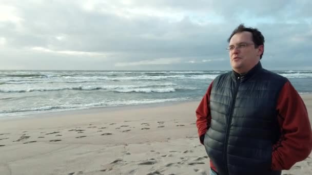 Hombre de mediana edad solo caminando en el mar — Vídeos de Stock