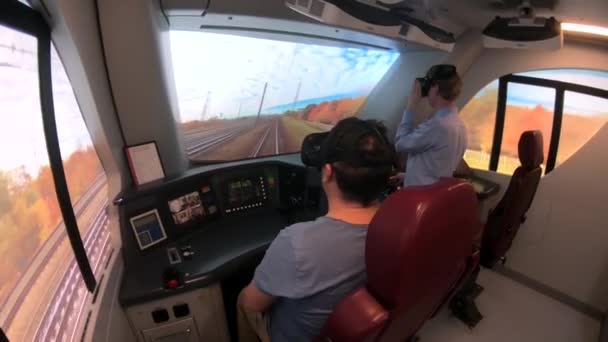 Los hombres aprenden a conducir un tren en un simulador de realidad virtual — Vídeos de Stock