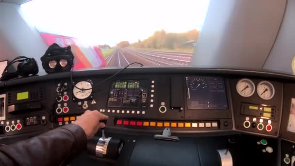 男性は、バーチャルリアリティシミュレータで列車を運転することを学びます — ストック動画