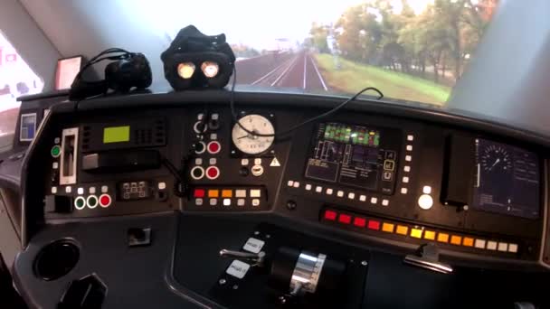 Män lär sig att köra ett tåg på en virtuell verklighet Simulator — Stockvideo