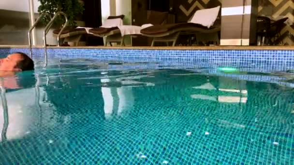 Hombre de mediana edad usando smartphone en la piscina — Vídeo de stock