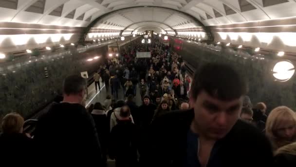 Multidão de passageiros no metrô — Vídeo de Stock