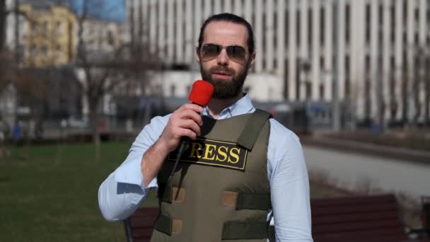 Jurnalistul TV raportează din zona de conflict — Videoclip de stoc