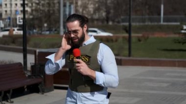 Tv muhabiri çatışma bölgesinden haber veriyor