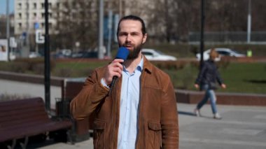 Tv muhabiri şehir caddesinden haber veriyor