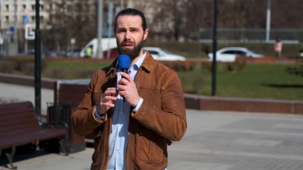 Tv-journalist rapporteert van de straat van de stad — Stockvideo