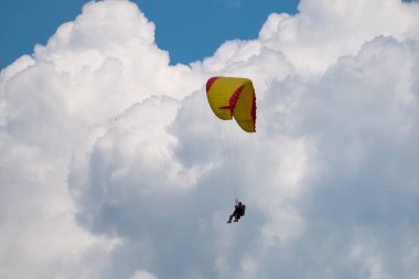 Gökyüzünde uçan tandem paraşütler