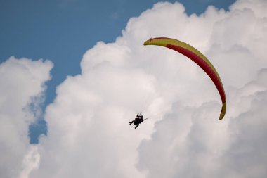 Gökyüzünde uçan tandem paraşütler