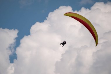 Gökyüzünde uçan tandem paraşütler