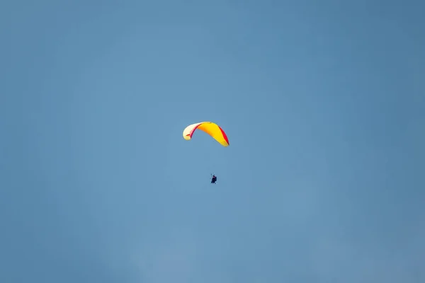 Tandem paragliders vliegen in de lucht — Stockfoto