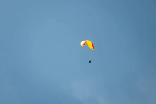 Tandem paragliders vliegen in de lucht — Stockfoto