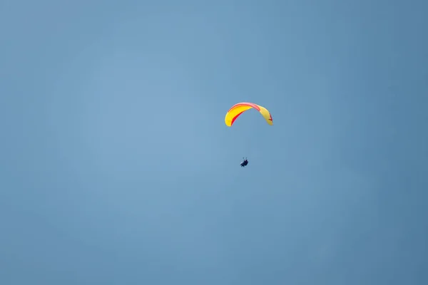 Тандемные парапланеристы, летающие в небе — стоковое фото